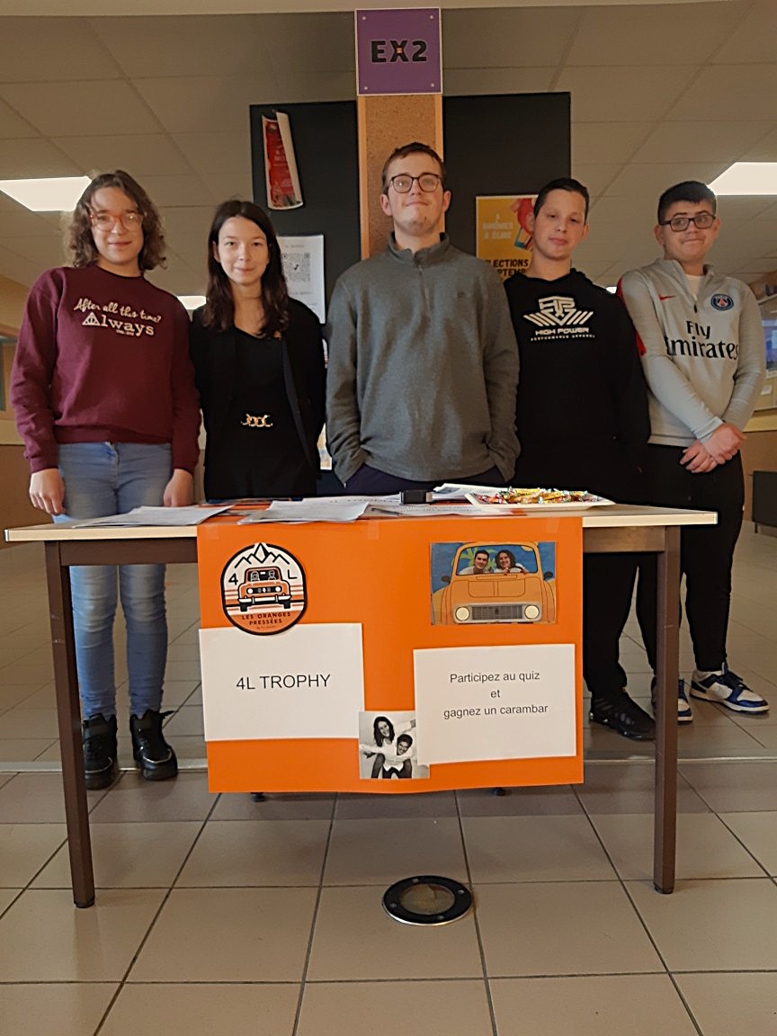 stand lycee 5 jeunes.jpg (174 KB)
